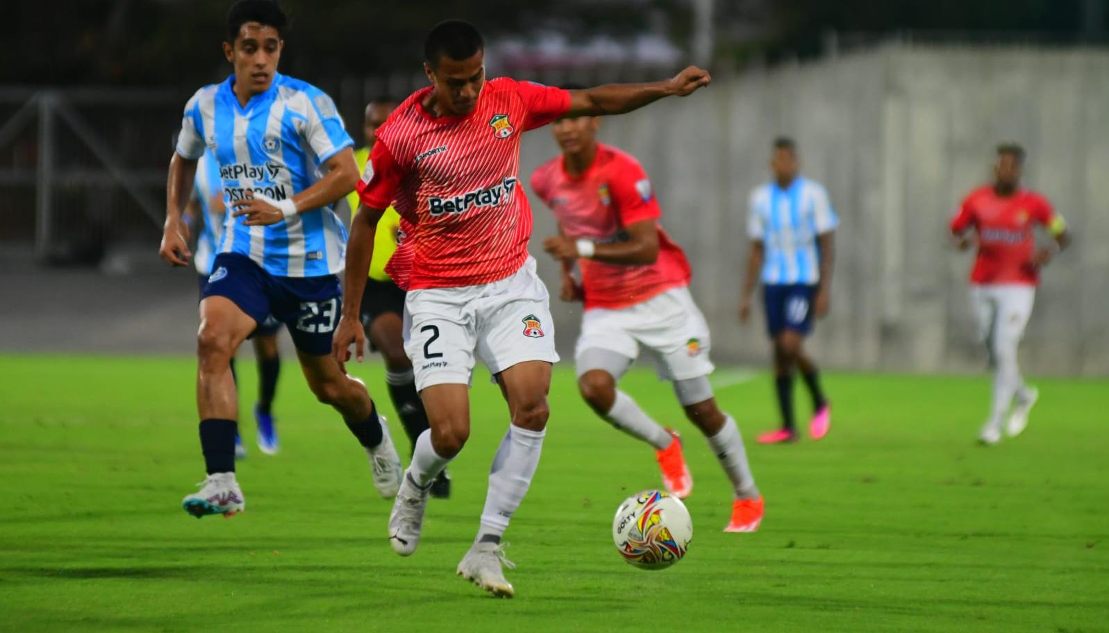 Nicolás Villa, del Barranquilla FC, inicia un avance hacia el pórtico del Real Santander. 