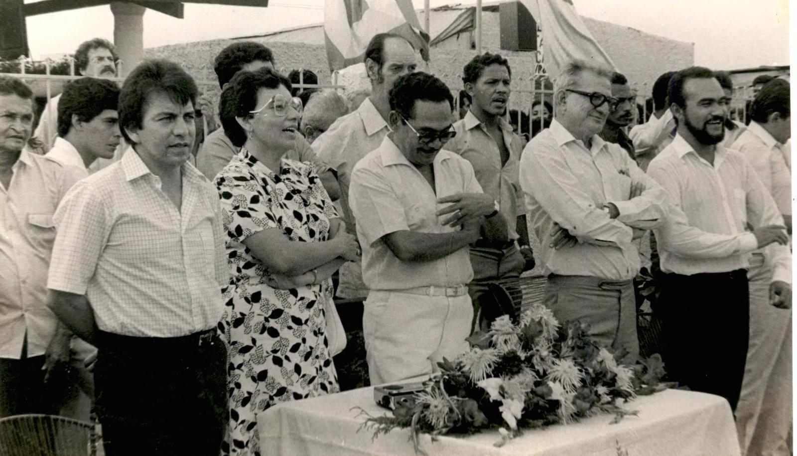 José Consuegra Higgins (tercero de izquierda a derecha).