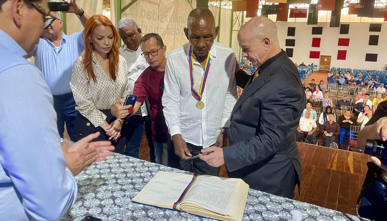 Antonio Cervantes ‘Kid Pambelé’ con su título de Profesor Honorífico Deportivo