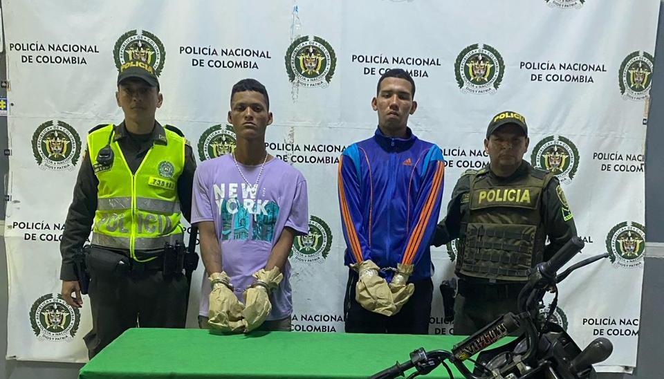 Los dos capturados tras el ataque sicarial en el barrio Rebolo. 