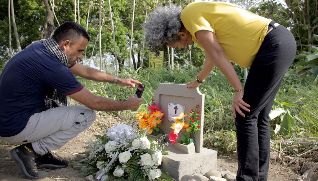 Familiares junto a la tumba de Kenedy de Jesús Barrera Gaviria.