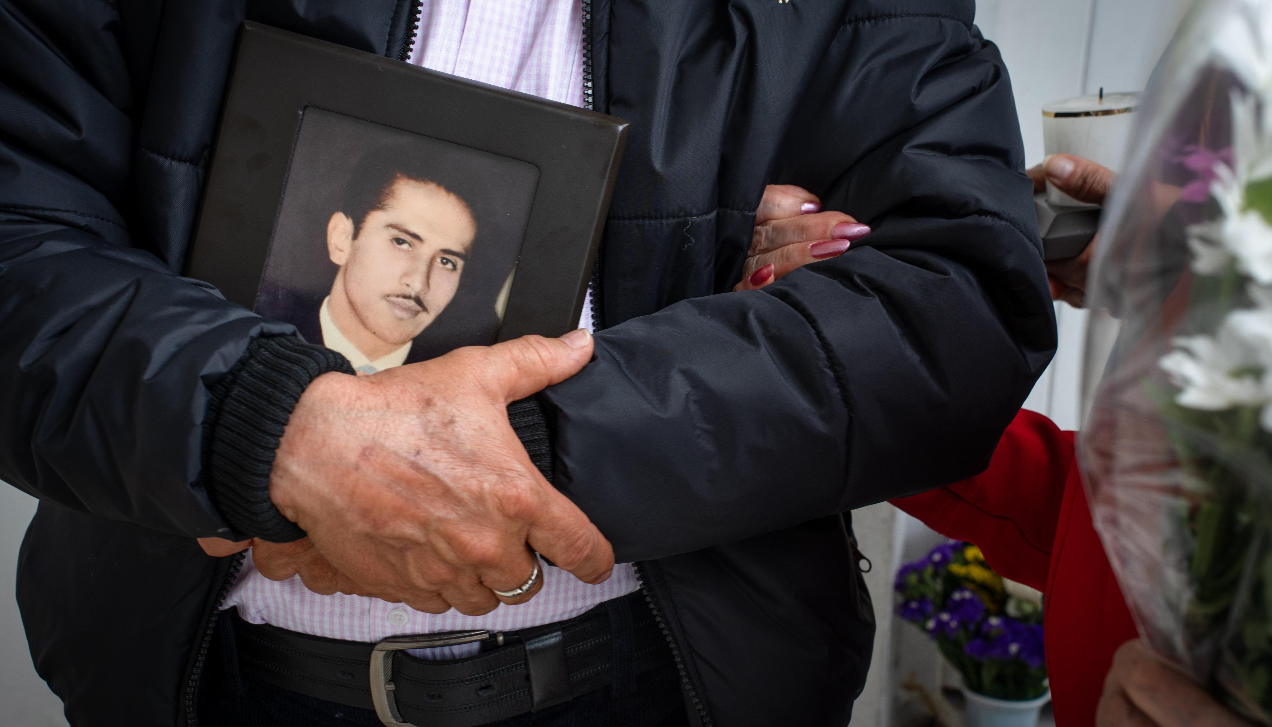 Un familiar de Luis Edilberto Cuervo sostiene una fotografía. Fue una de las víctimas de la toma del Palacio de Justicia en 1985
