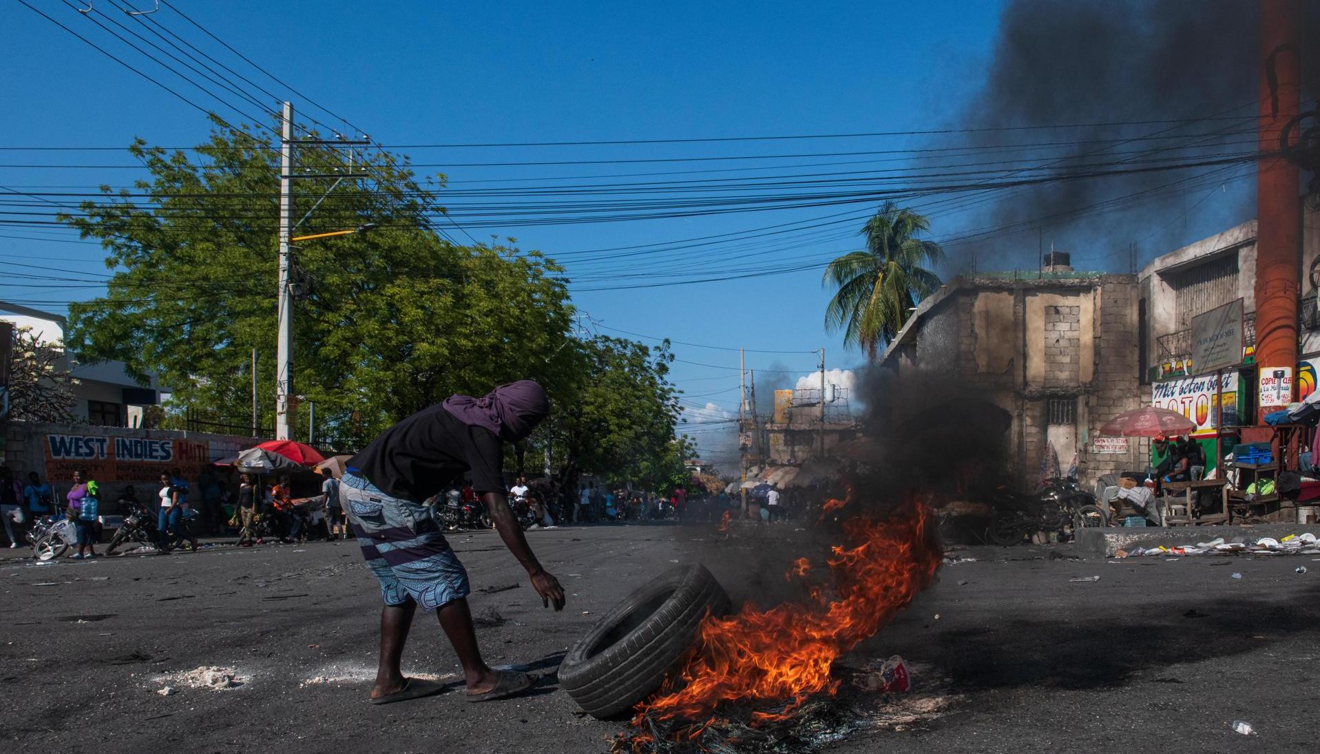 Manifestantes pidiendo la renuncia del Primer Ministro de Haití,Ariel Henry. 