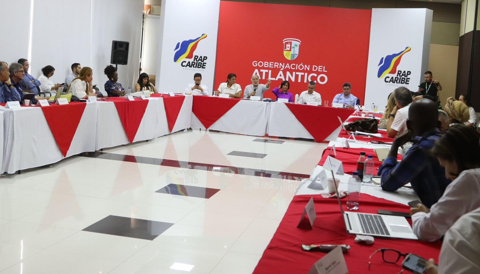 Mesa de trabajo para fortalecer el megaproyecto de restauración ambiental del Canal del Dique.