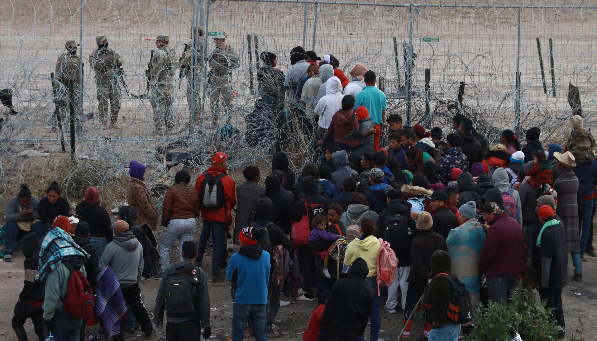 Migrantes llegando a la frontera entre México y Estados Unidos. 