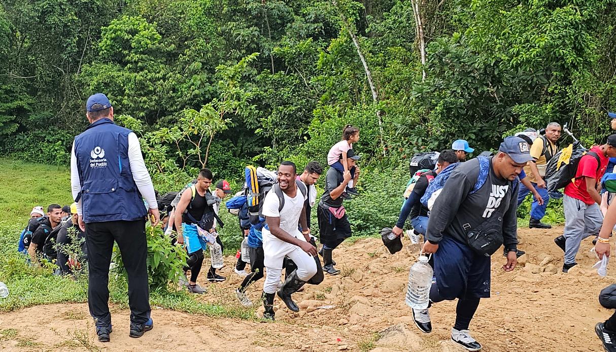 Migrantes cruzando la selva del Darién. 