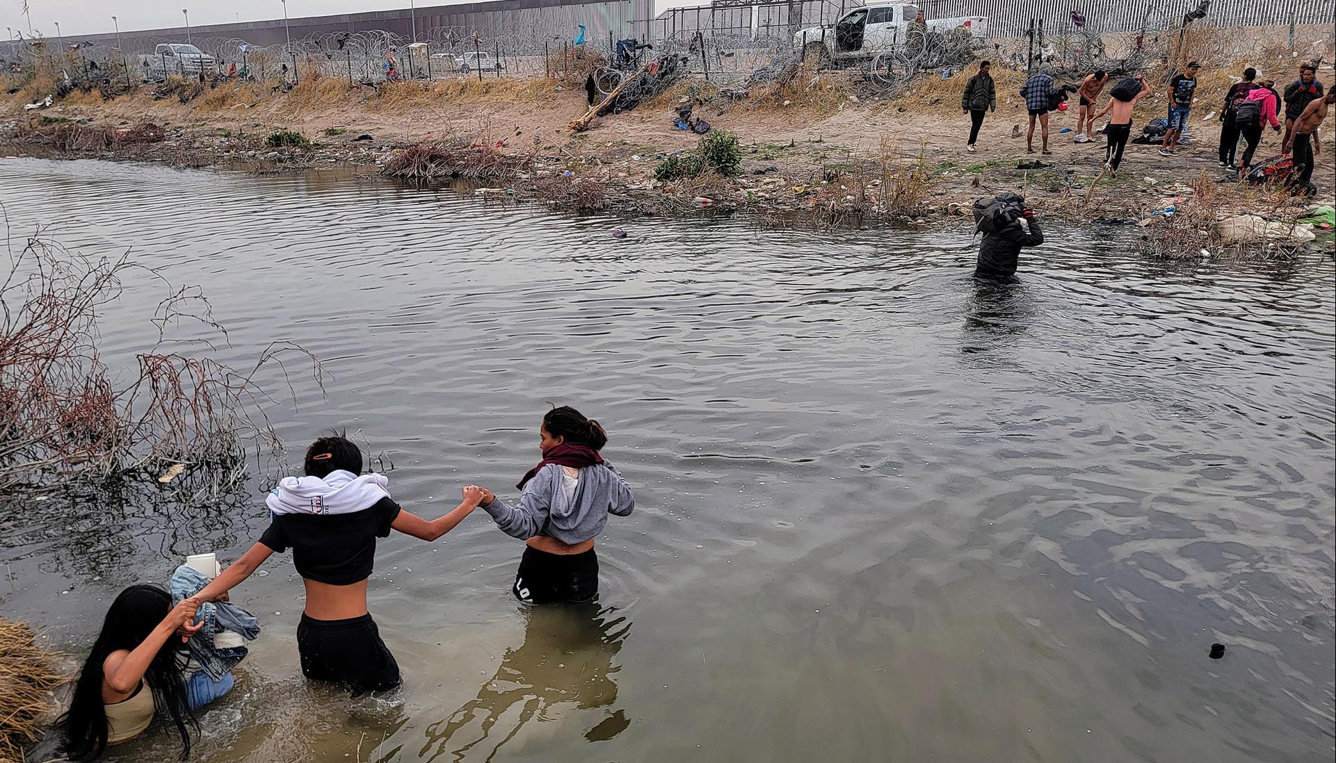 Migrantes se preparan para cruzar el Río Bravo, en la frontera que divide a México de los Estados Unidos, en un punto de Texas.