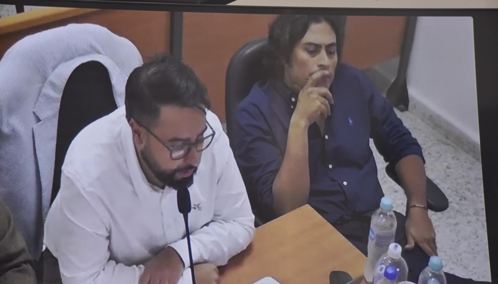 Nicolás Petro (azul) durante su última audiencia.