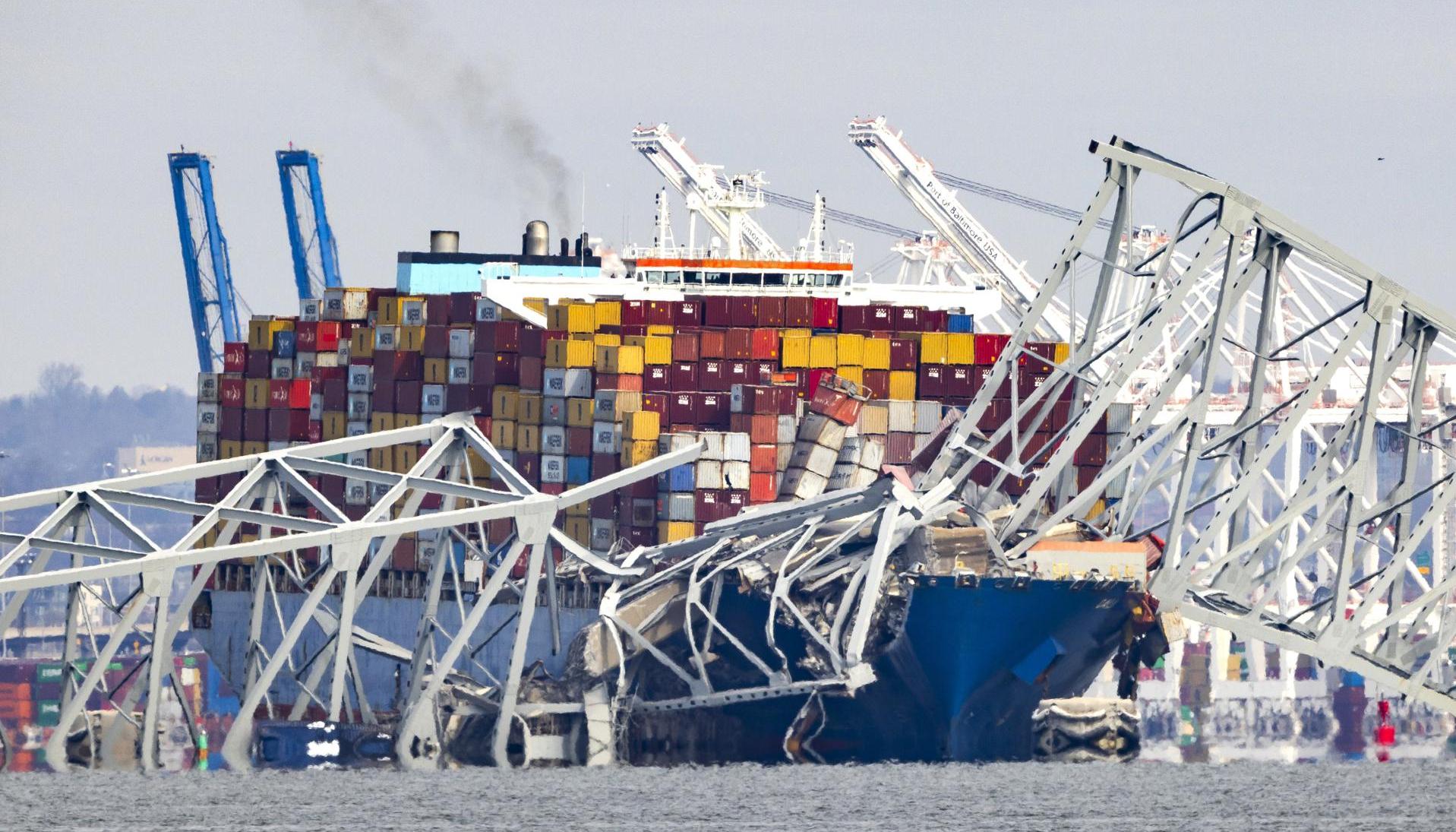 Puente destruido por este barco carguero. 