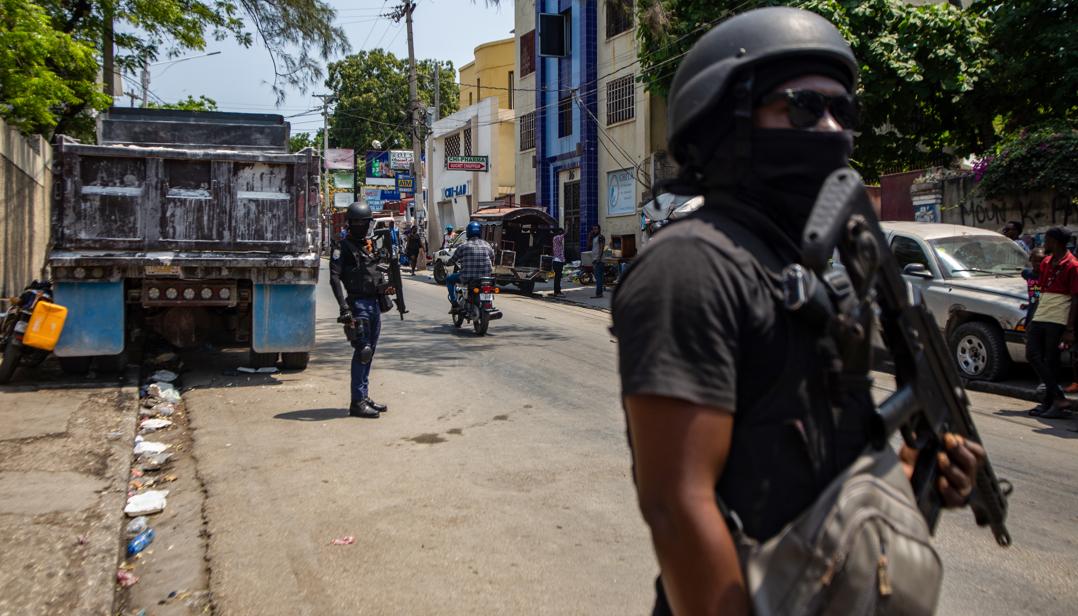 Policías patrullan las calles de Puerto Príncipe.
