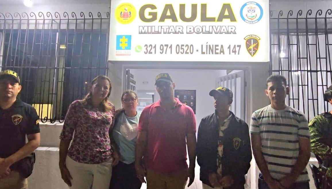 Los mantuvieron retenidos dentro de su vehículo, amenazándolos con violencia. 