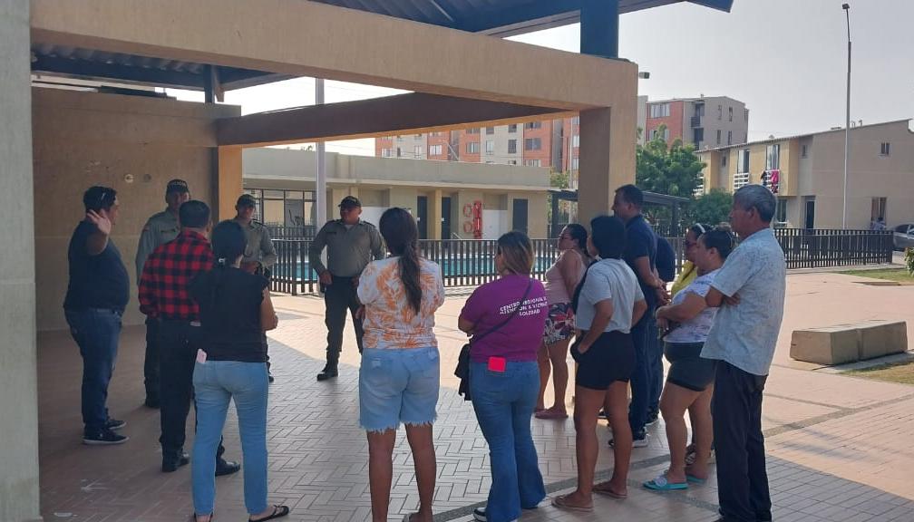 Reunión de la Policía con la comunidad del conjunto Puerto Flauta. 