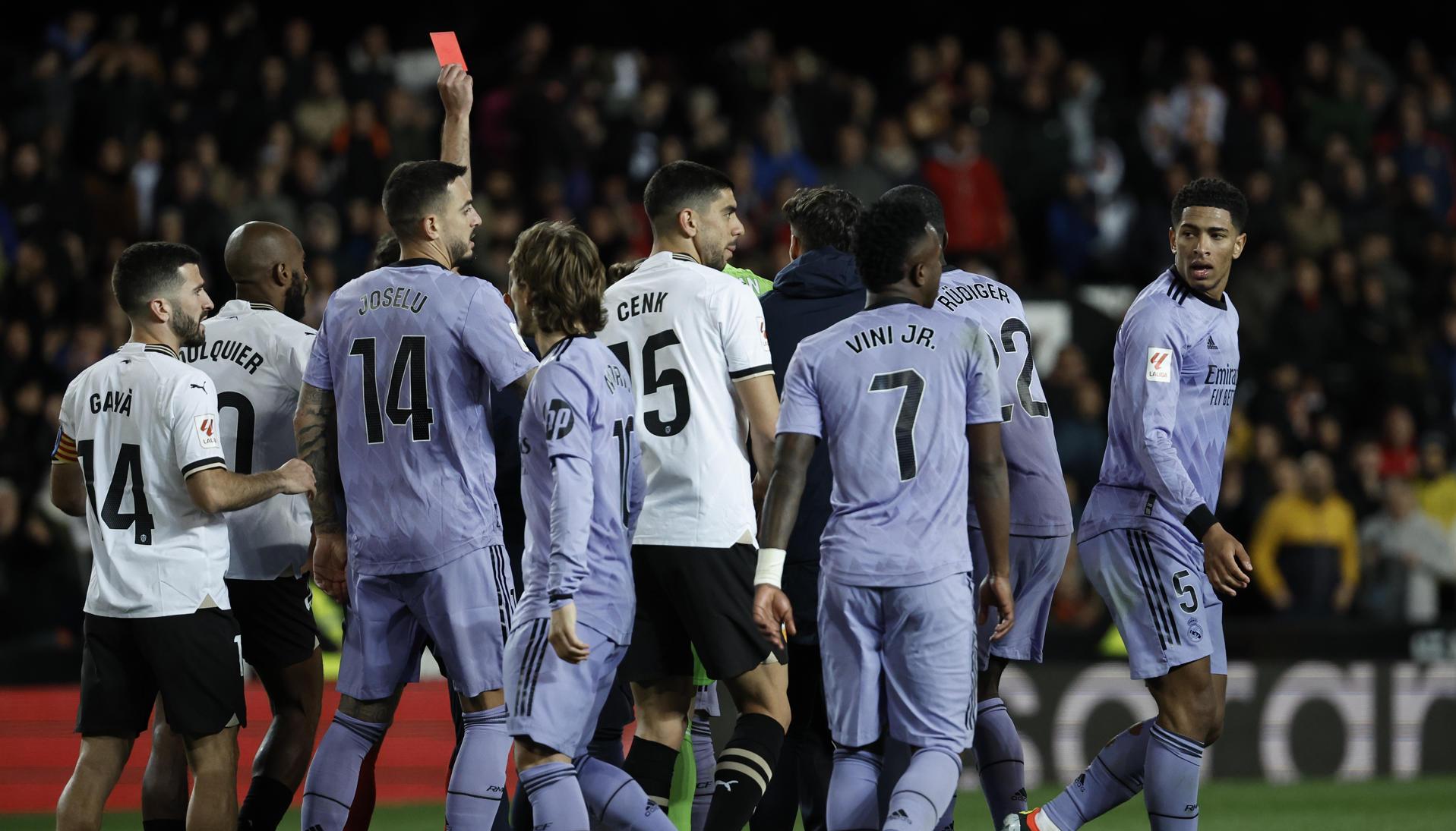 Bellingham vio la roja por reclamar al árbitro.