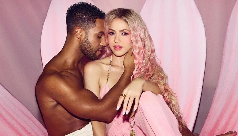 Shakira posa junto al reconocido actor Lucien Laviscount.