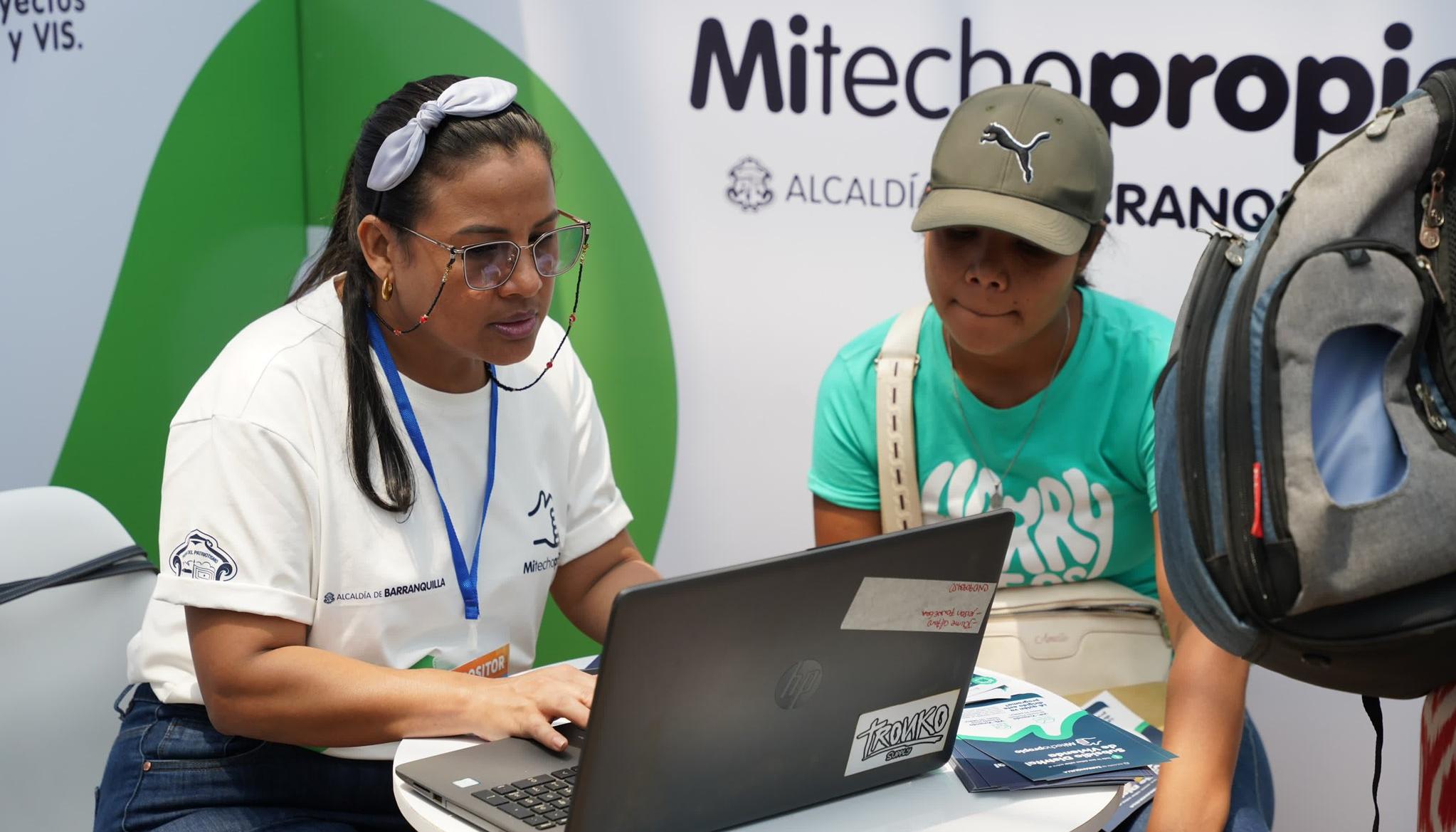 Imagen de la atención en el stand de 'Mi techo propio'.