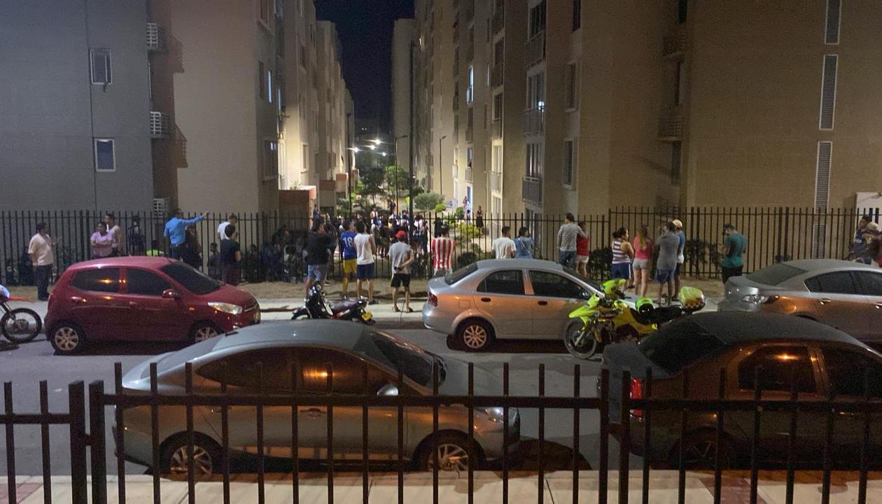 Vecinos se congregaron alrededor del bloque 2 de 'Pelícano' en Alameda del Río