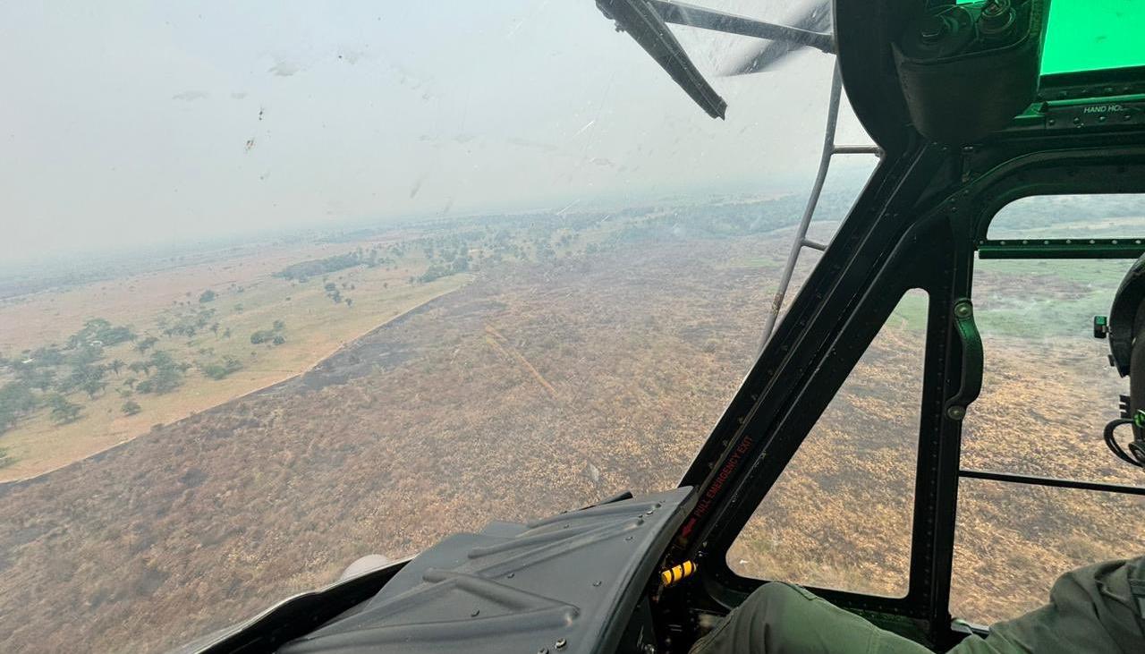 El helicóptero Bell-212 de la FAC en sobrevuelo en el epicentro del incendio que completa tres días en Sucre y Bolívar