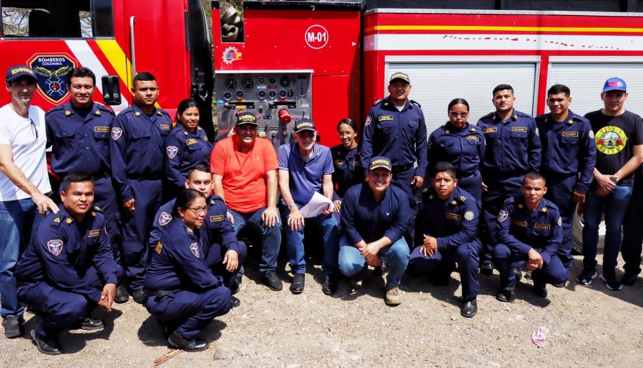 El gobernador Eduardo Verano en la visita a la Estación de Bomberos de Baranoa