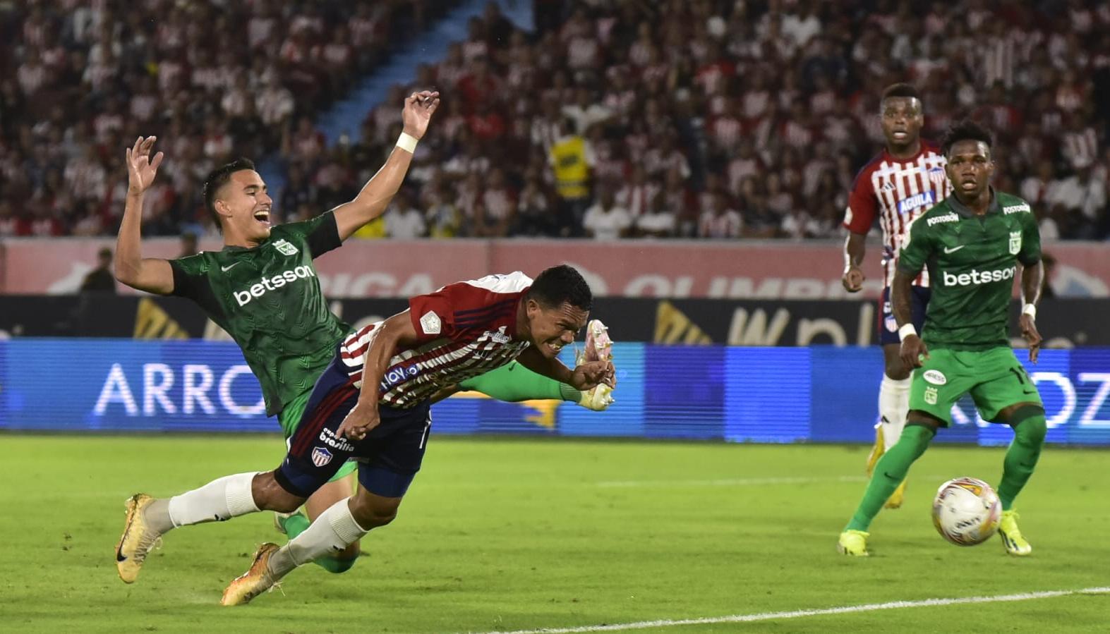 Opción clara de gol que tuvo Carlos Bacca, que manoteó el portero Harlen Castillo y luego pegó en el horizontal.