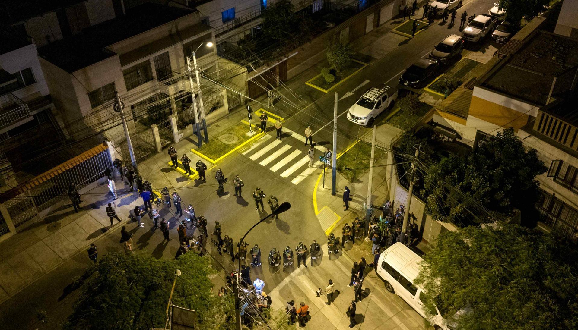 Policías y fiscales en el operativo del viernes en la casa de la presidenta Dina Boluarte