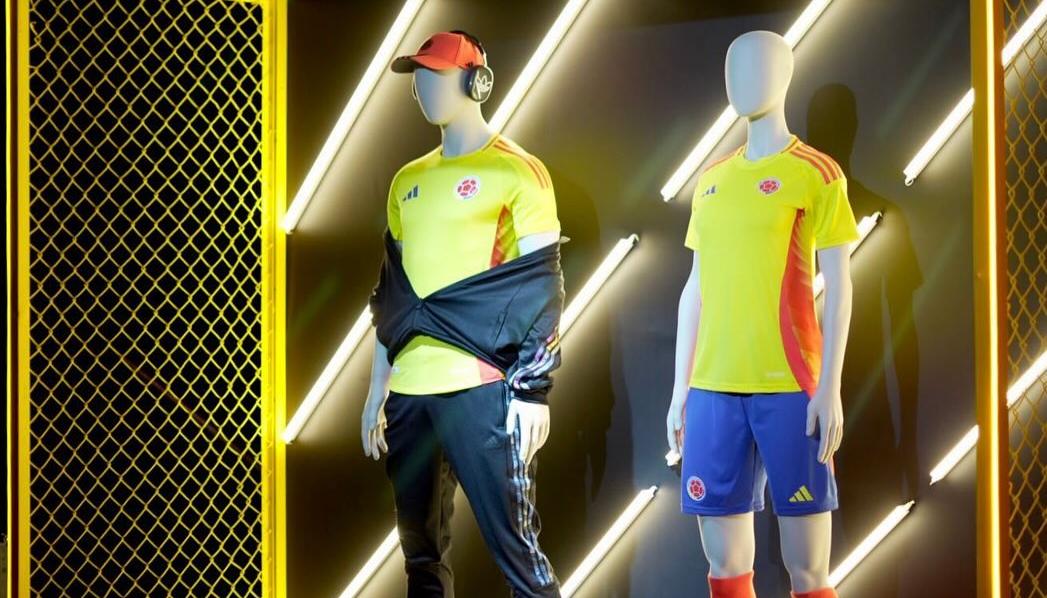 Camiseta oficial de competencia para los partidos en condición de local. 