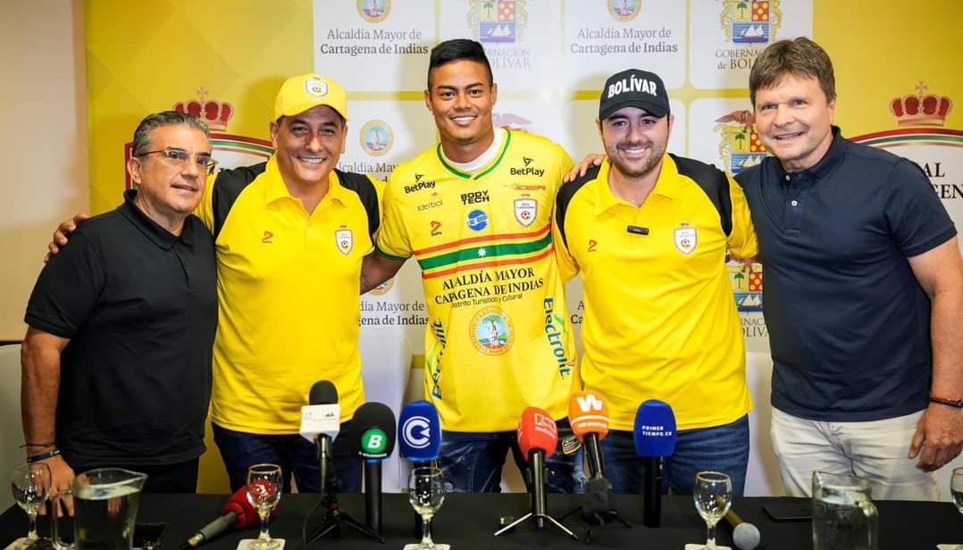 Luis Sandoval acompañado de Renato Damiani, Dumek Turbay, Yamil Arana y Helmut Wennin. 