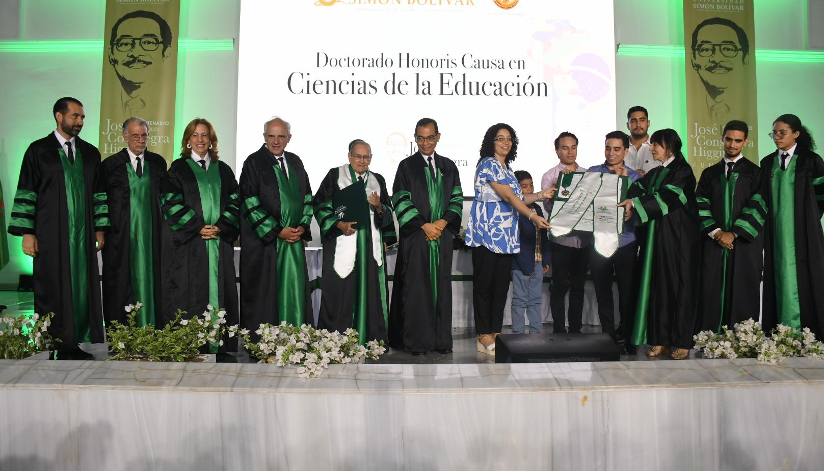 El rector José Consuegra Bolívar con los participantes en la cátedra.  