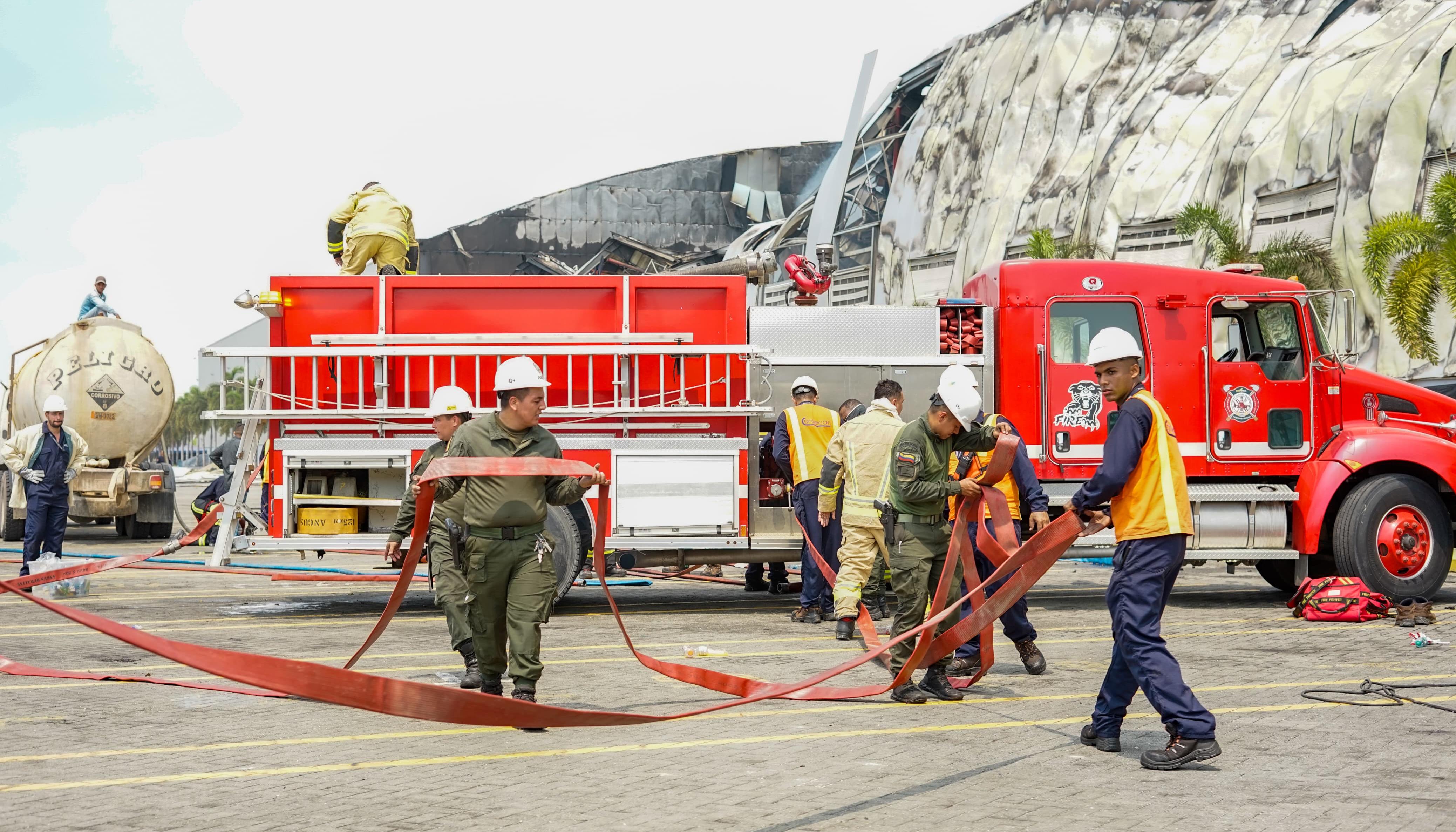 El Cuerpo de Bomberos minutos después de controlar las llamas en Contecar