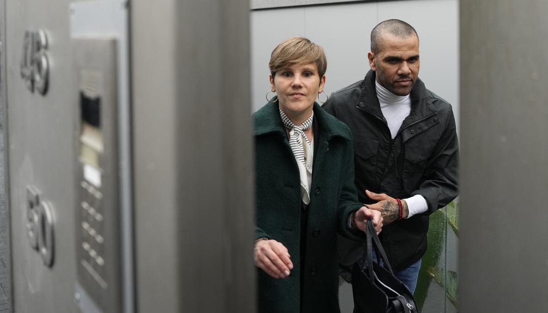Dani Alves con su abogada Inés Guardiola tras llegar a su casa tras quedar en libertad. 