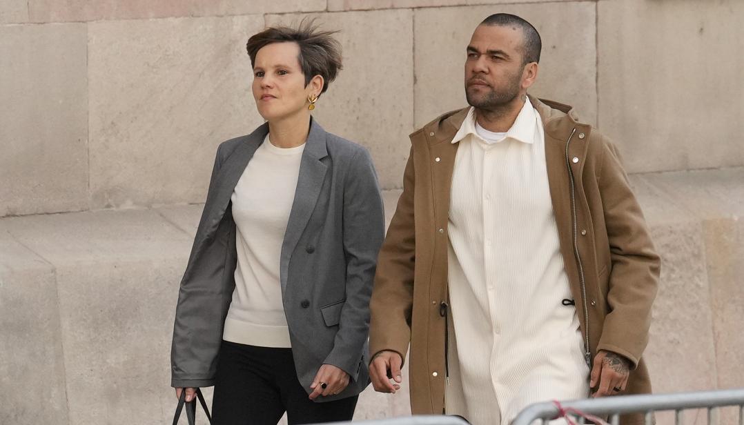 Dani Alves a su llegada a la Audiencia de Barcelona en compañía de su abogada Inés Guardiola. 