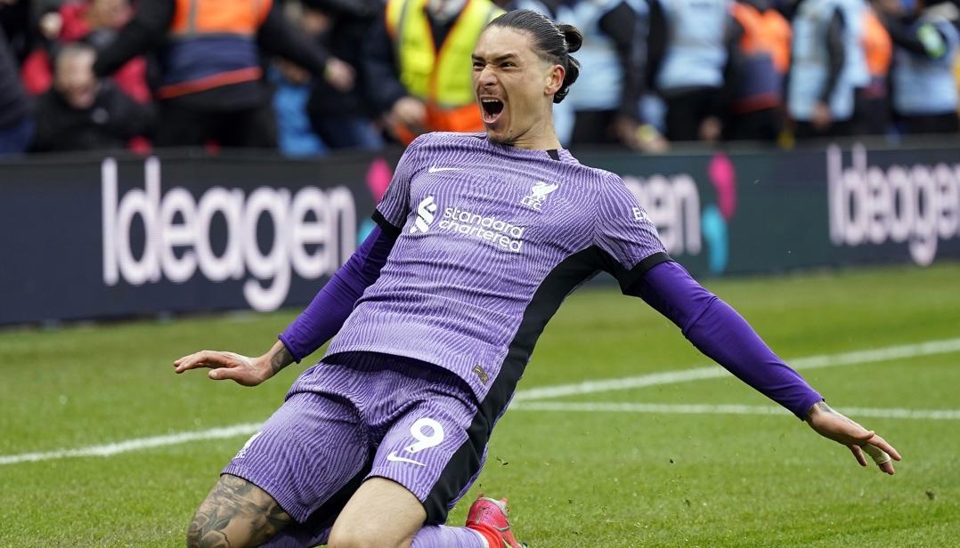 Darwin Núñez celebra tras marcar de cabeza el gol que le dio la victoria al Liverpool. 