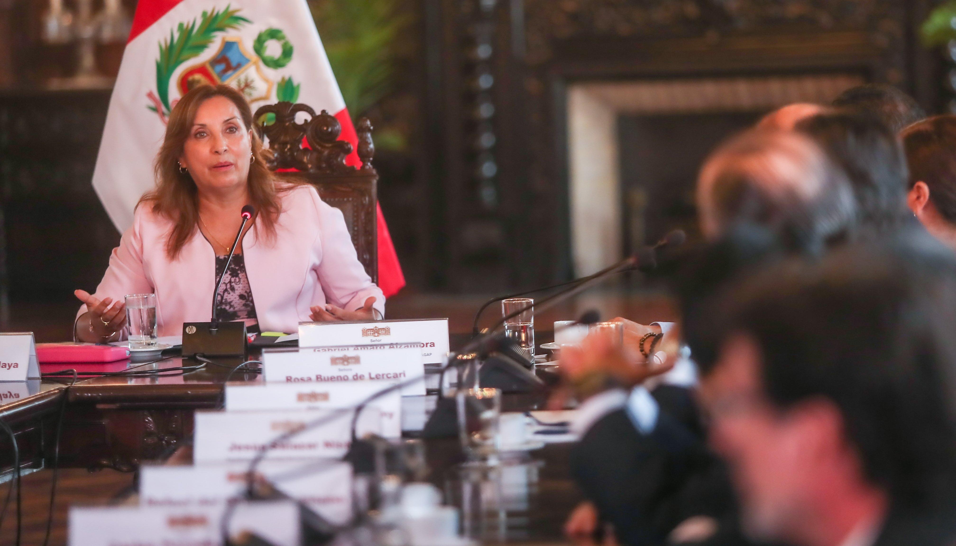 La presidenta Dina Boluarte en el palacio de gobierno en Lima