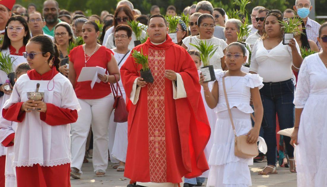 Los fieles en el Domingo de Ramos en los alrededores de la Catedral Metropolitana