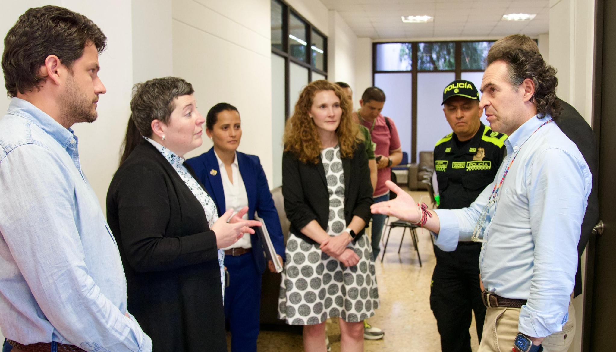 El alcalde de Medellín, Federico Gutiérrez, y vocero de la Embajada de Estados Unidos, James Dewey, entre otros