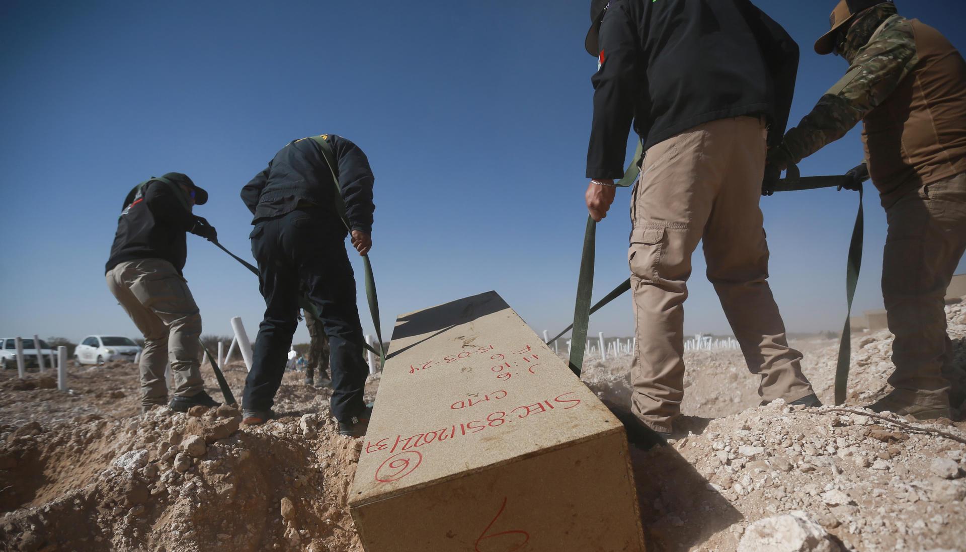Integrantes de Servicios Periciales y Ciencias Forenses inhuman la fosa común del panteón San Rafael en Ciudad Juárez