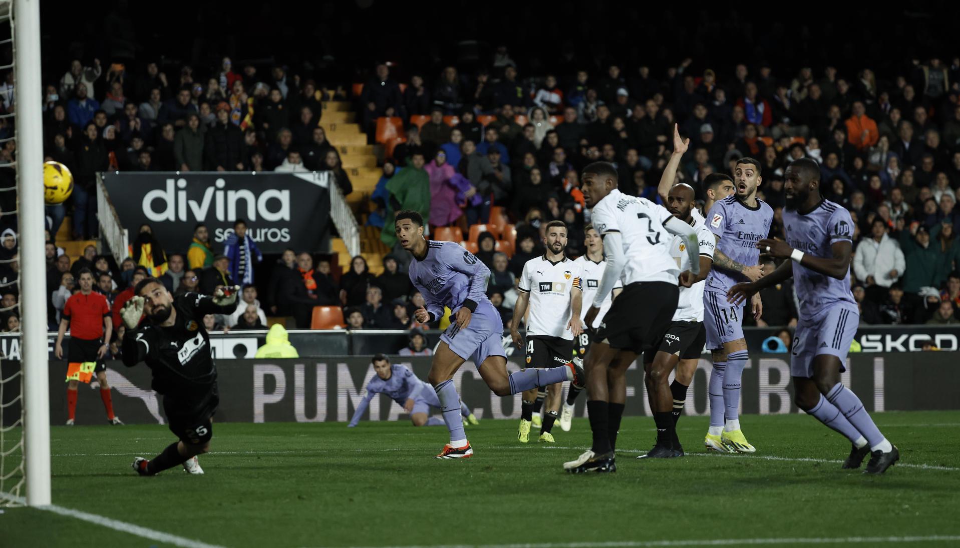 El gol de cabeza de Jude Bellingham, qe no valió porque el árbitro había decretado el final del partido.