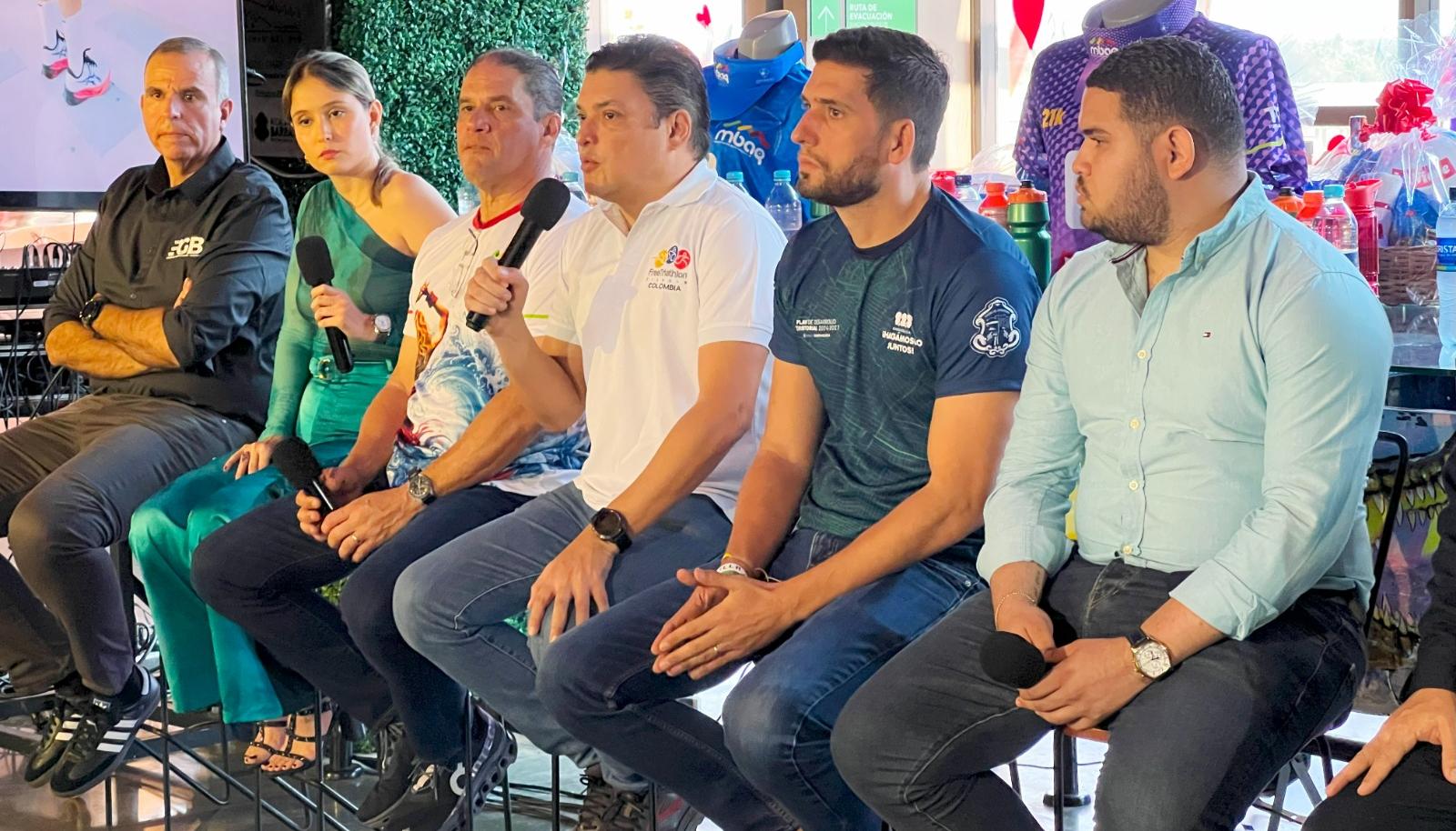 Edgardo Pantoja, Diana Guarín, Eduardo Crissien, Tito Crissien, director de la Maratón de Barranquilla, y Daniel Trujillo, durante la presentación de la carrera. 