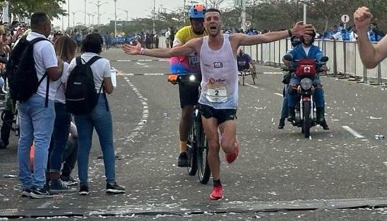 El caldense Mario Patiño cruza la meta como ganador de la categoría élite. 