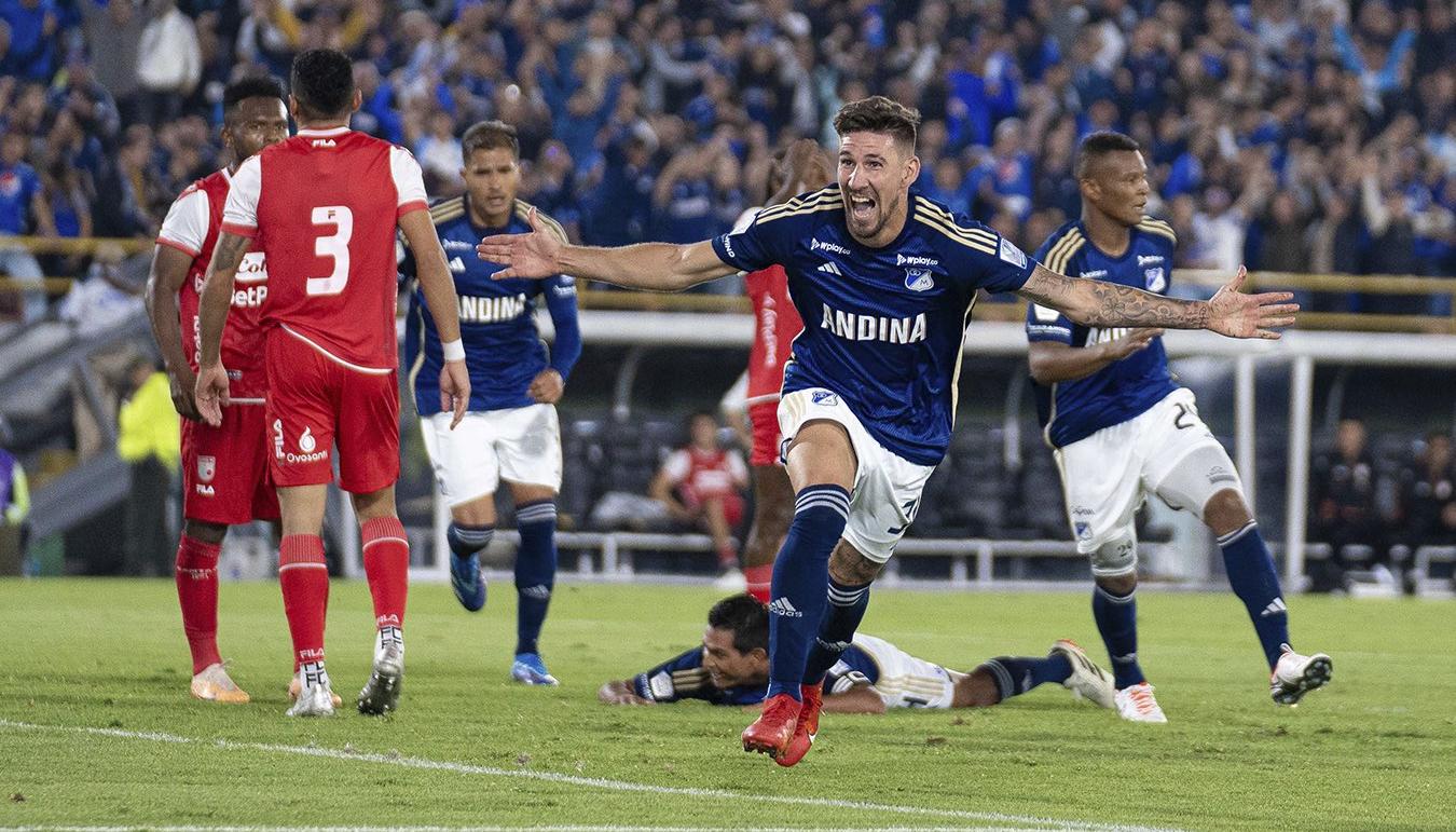 Santiago Giordana celebra tras marcar el segundo gol de Millonarios ante Santa Fe. 