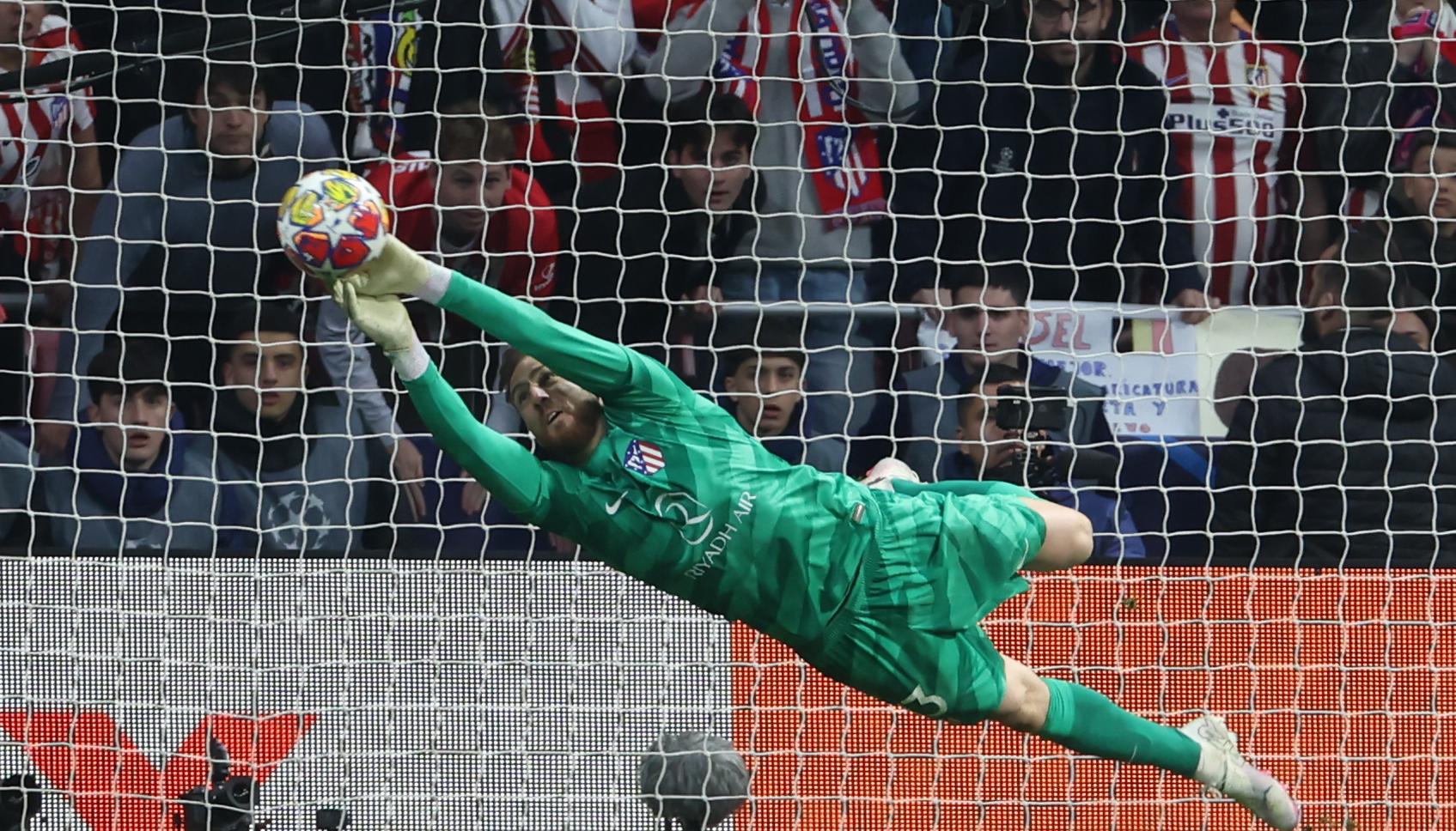 El segundo cobro desde el punto penal atajado por Jan Oblak. Su víctima fue Klaassen.