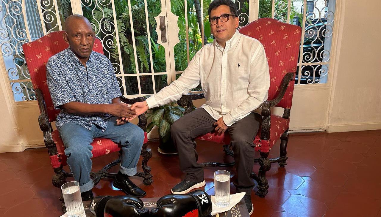 Pambelé acompañado del embajador de Colombia en Venezuela, Milton Rengifo.