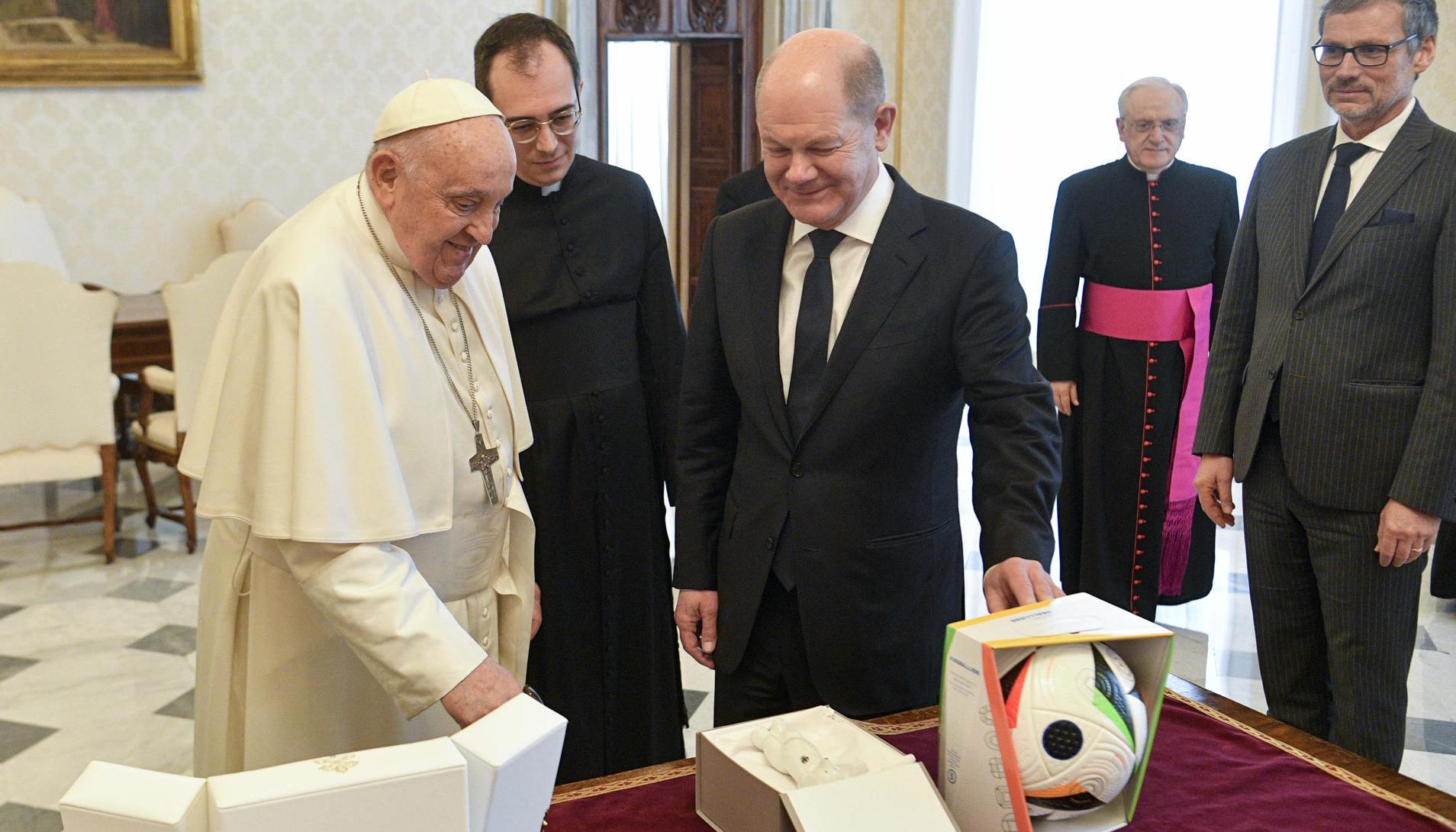 El Papa recibió hoy al canciller alemán, Olaf Scholz, quien le regaló el balón oficial de la Eurocopa.