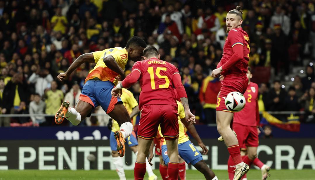 El cabezazo con el que Jhon Córdoba marcó el primer gol de Colombia contra Rumania.