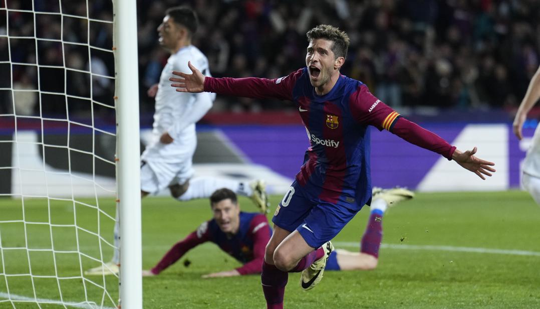 Sergi Roberto celebra tras el tercer gol del Barcelona, marcado por Lewandowski. 