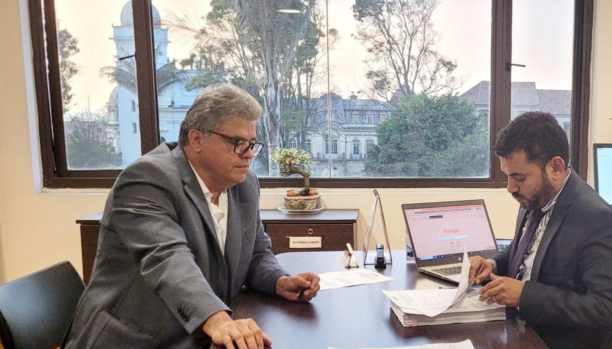 El senador Wilson Arias cuando radicaba la ponencia de la Reforma a la Salud