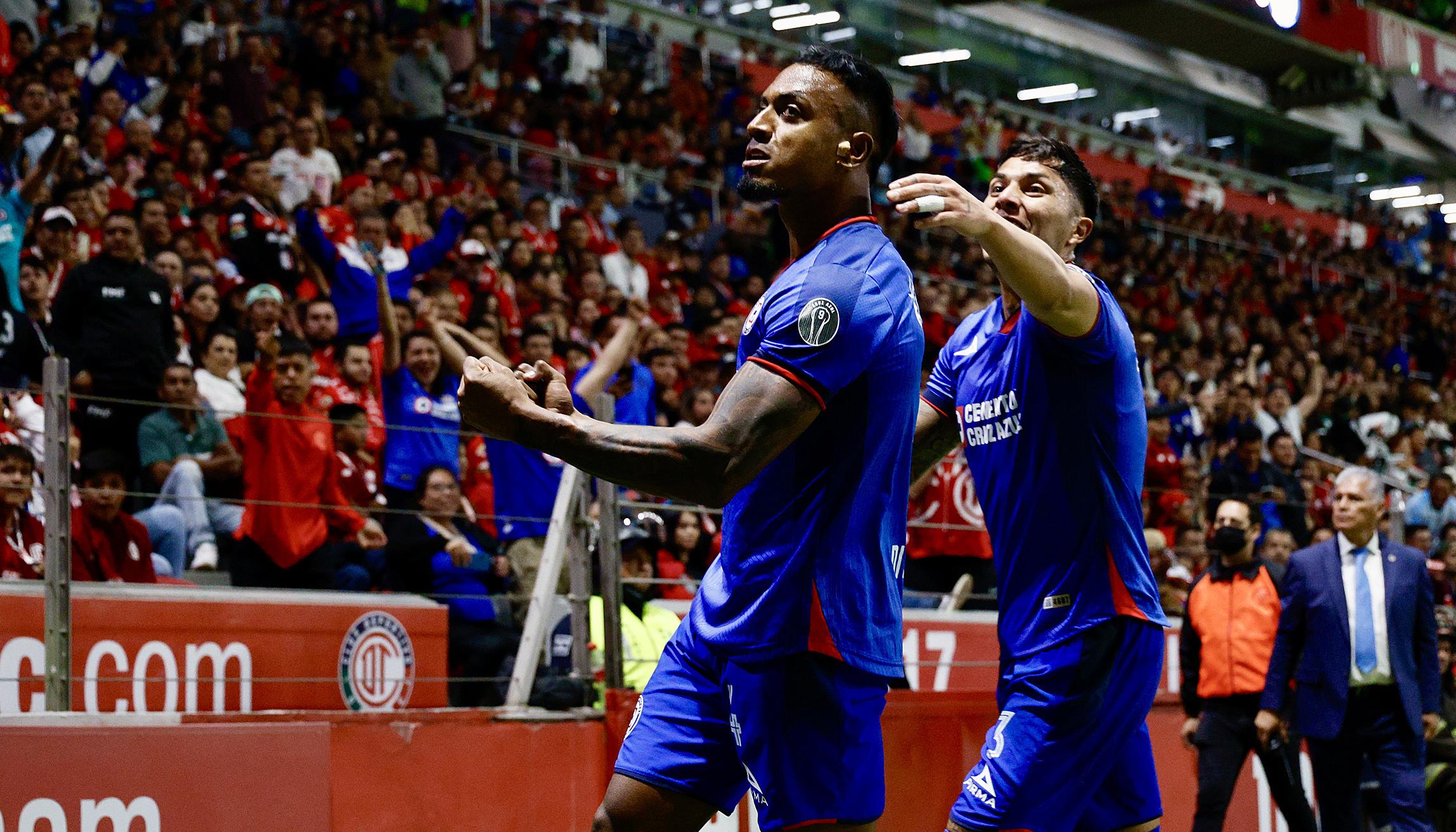 Willer Ditta celebra su gol contra Toluca. Es su segundo en el torneo con Cruz Azul.