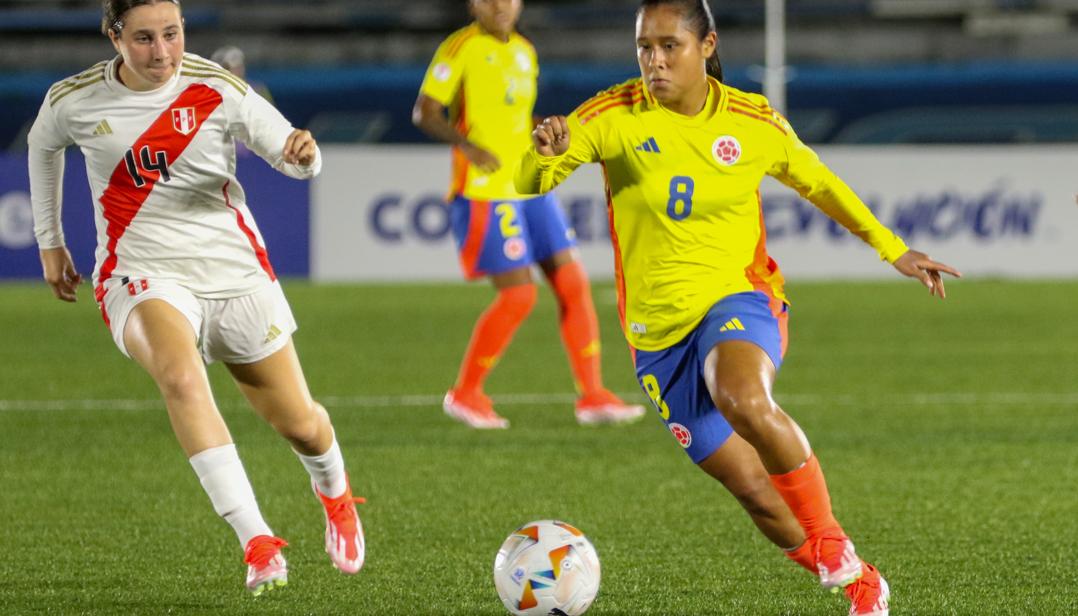 La colombiana Natalia Hernández avanza ante la marca de la peruana Valerie Gherson. 