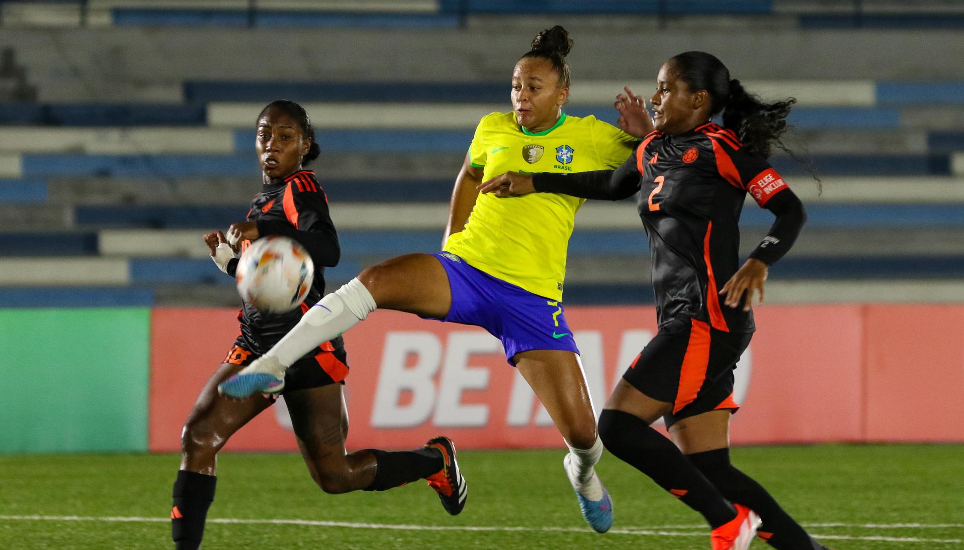 La brasileña Milena Ferreira disputa la pelota con Mary José Álvarez. 