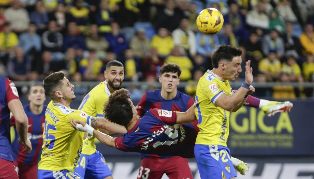 Acción en la que Joao Félix marcó el gol que le dio la victoria al Barcelona ante el Cádiz.