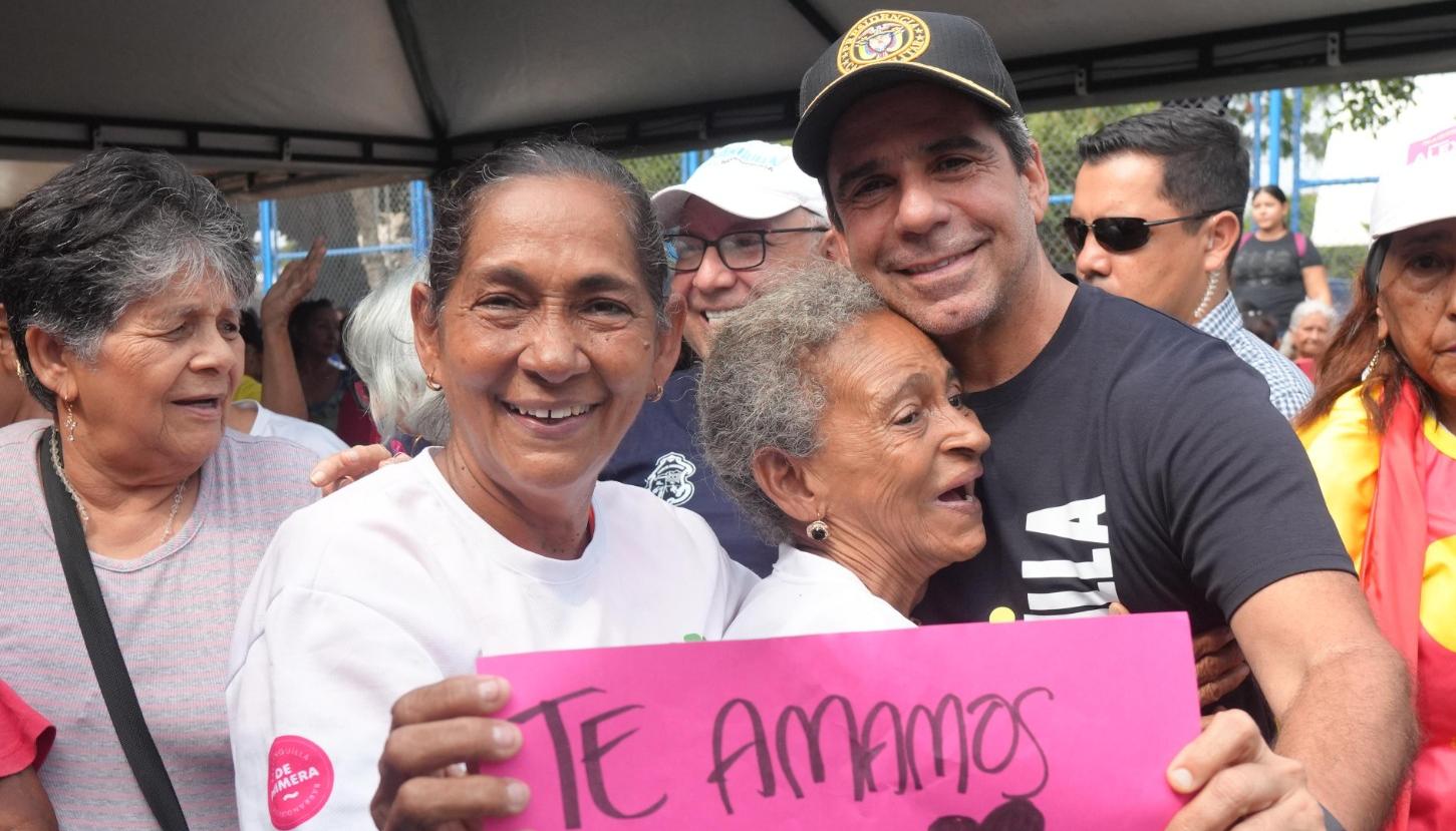 Alcalde Char junto a adultos mayores.